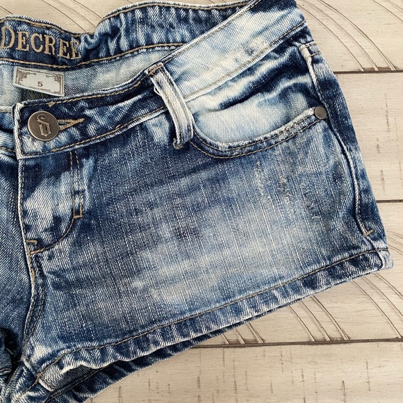 Low rise jean shorts. Size 5 - Picture 2 of 8